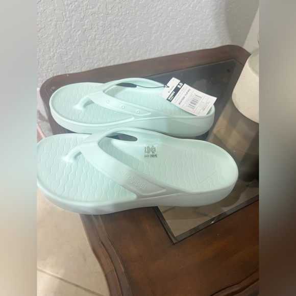 Columbia Shoes - Columbia women’s boatside flip flops size 9. (NWT!!!)
